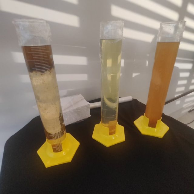 O que acontece quando o diesel entra em contato com água? As fotos mostram o que poucos vêem: a formação de borra, uma colônia de microorganismos que se cria nesse contato e que certamente irá prejudicar seu motor.

Esse efeito vem se agravando com o aumento da proporção de biodiesel no diesel vendido nos postos. Hoje essa mistura obrigatória está em 15%, e uma das características do biodiesel é a sua capacidade de atrair e reter umidade (higroscopia), um prato cheio para a formação dessa borra.

Aqui no @postolider temos o compromisso de cuidar de nosso estoque: 

✅ drenagens e conferências semanais de fundo de tanque:
✅ Troca mais frequente de elementos filtrantes do diesel;
✅ Uso de tratamento químico que protege o sistema durante o ano todo;
✅ Seleção de fornecedores que têm esse compromisso de qualidade;

Tudo para evitar essa situação mostrada da foto.

Mas o cuidado deve ir além: o consumidor também deve fazer sua parte. A troca de filtros de combustíveis em menor espaço de tempo/km, drenagem regular desses filtros e uso de aditivos fazem toda a diferença! 

Escolha o posto que tem esse compromisso com você.
#completanolider

(Essas fotos foram tiradas em um treinamento oferecido pela Distribuidora Redepetro, ao qual fomos convidados e agradecemos aqui a parceria. Essas amostras de diesel foram contaminadas propositalmente com água e guardadas por alguns dias, para mostrar o efeito da água no diesel aos participantes).