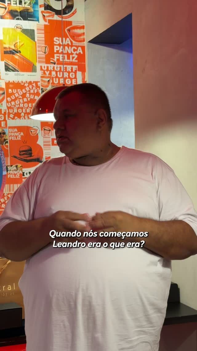 Com a palavra, o nosso Líder Helder! Aquele que há 10 anos chegou em nossa empresa para fazer a mudança acontecer!

Disseram que ele não duraria uma semana no posto. Iniciou como Frentista mas, em pouco tempo, conquistou a confiança de toda empresa e mostrou sua maior qualidade: a liderança de pessoas. Dizem que essa qualidade foi adquirida nas empresas anteriores, mas nós temos a certeza que ele já carregava isso sempre em seu coração. 

É um multiplicador nato, que torna nossa empresa um lugar melhor para se trabalhar! Braço direito da gestão do Posto Líder, é ele quem recebe e acompanha todos os novos frentistas, o Líder que resolve com maestria os "pepinos" do dia a dia na pista de abastecimento. É o que bem direciona os seus liderados.

Nossa singela homenagem ao querido Helder, pelos 10 anos de casa. ♥️