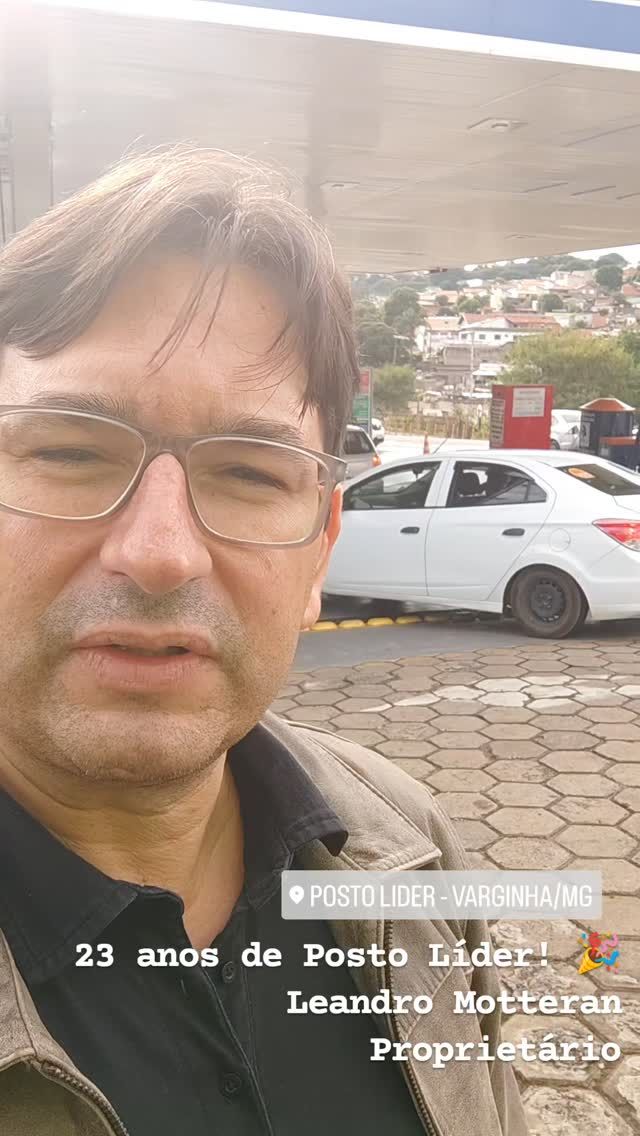 A Ele, toda glória! 🙌

Empreender no mesmo CNPJ por 23 anos, no Brasil, no ramo de combustíveis, não é tarefa fácil.

Hoje somos vinte e quatro frentistas, um motorista, três consultores e um gestor, trabalhando muito para que você, cliente, tenha a melhor experiência ao abastecer seu veículo. Sem contar os parceiros externos que nos dão uma força tremenda pra fazer essa roda girar. É muita gente envolvida que só temos a... AGRADECER!

Sem toda essa gente, o posto não vive. 

E a gente gosta disso, de GENTE com a GENTE!

Muito obrigado a todos que nos permitem continuar, de uma maneira ou de outra, firmes nessa caminhada!