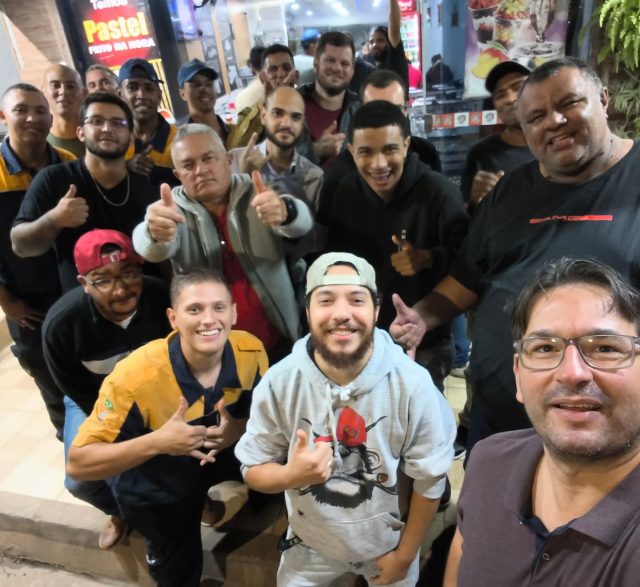 Registros de uma noite memorável em comemoração aos 23 anos de @postolider !

Sem essa equipe (e que equipe!), o Posto Líder não acontece! 

Dizem por aí que é "muita gente pra um posto só"...
Será? 😅

Gratidão eterna pra essa galera que FAZ ACONTECER!

#completanolider