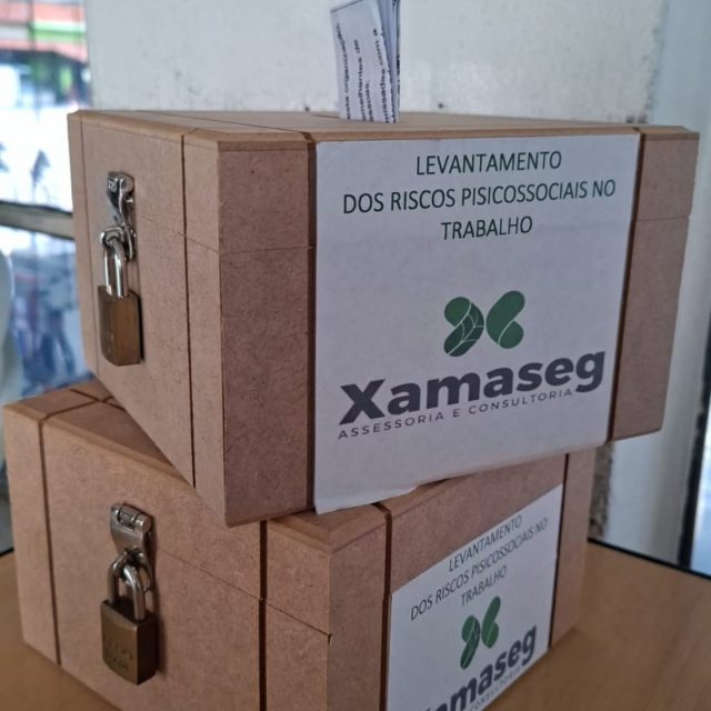🏳️ E por aqui já demos largada no cumprimento da atualização da NR-1, que trata dos riscos psicossociais no ambiente de trabalho.

Entendemos que essa nova obrigação será um divisor de águas na relação das empresas com seus colaboradores e uma excelente oportunidade para melhorias internas, visando principalmente a saúde mental da equipe.

Neste primeiro momento, todos os funcionários respondem, anonimamente, diversas questões sobre o seu ambiente de trabalho, depositando sua resposta nas urnas da foto. Não há respostas certas ou erradas, apenas a VERDADE sentida por cada um. Assim, poderemos identificar, de um modo geral, em quais áreas ou situações a empresa pode melhorar.

Agradecemos a @xamaseg_consultoria pela ajuda! E estamos curiosos para saber o que vem por aí! 😅